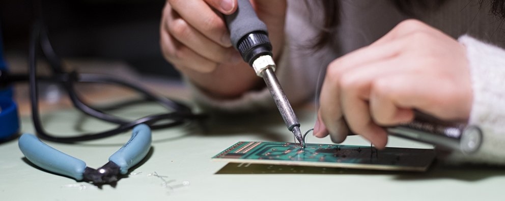 DE BEERS GROUP AWARDS 10 SCHOLARSHIPS TO SUPPORT CANADIAN WOMEN IN STEM