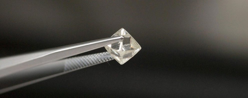 De beers' auction sales to pilot fixed-price forward contracts