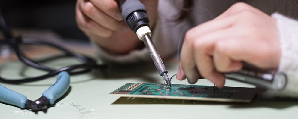 DE BEERS GROUP AWARDS FOUR NEW STEM SCHOLARSHIPS TO CANADIAN WOMEN